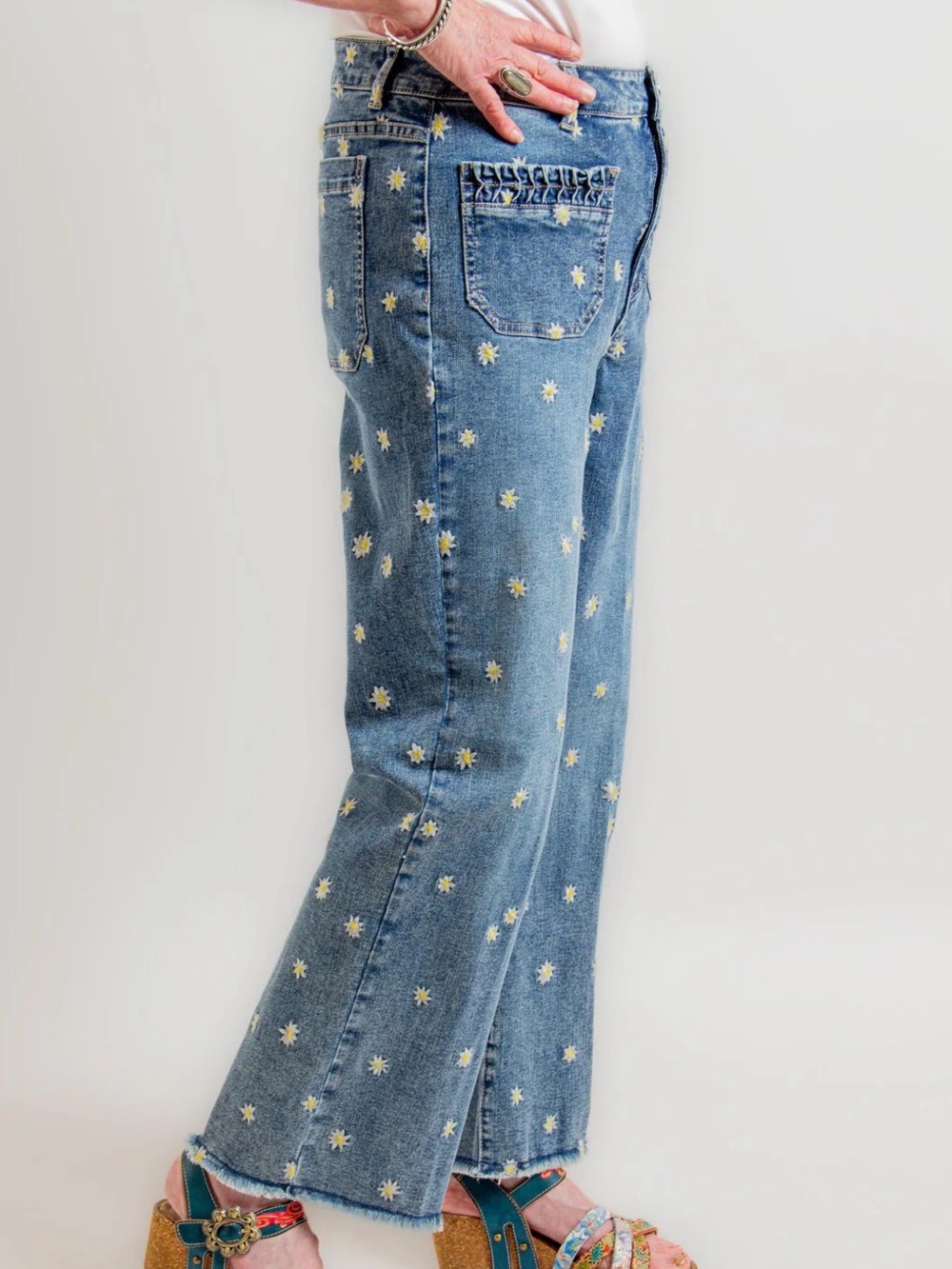 Tru Luxe daisy embroidered  jean